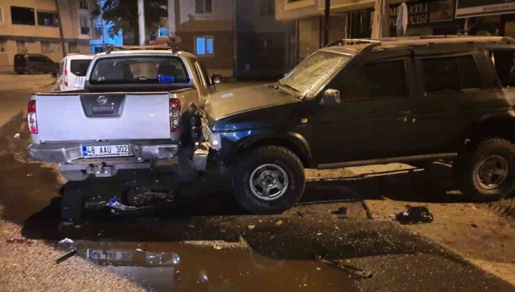 Park halindeki araçlara çarpıp kaçtı