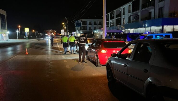 Sakarya’da polisten şok uygulama: 2 şahıs yakalandı, ruhsatsız 5 tabanca ele geçirildi