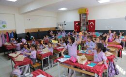 Serdivan’da öğrencilere kırtasiye seti hediye edildi