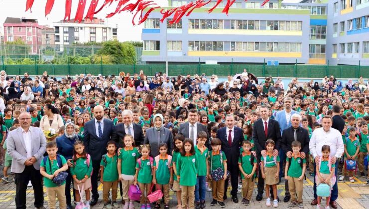Sultanbeyli Belediyesi öğrencilere kırtasiye seti dağıttı