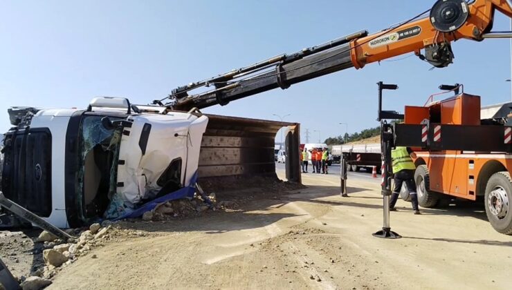 Sultanbeyli’de hafriyat yüklü kamyon devrildi: 1 yaralı