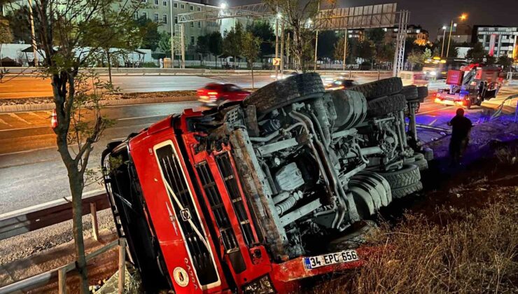 Sultangazi’de karşı şeride geçen hafriyat kamyonu, bariyere çarparak devrildi