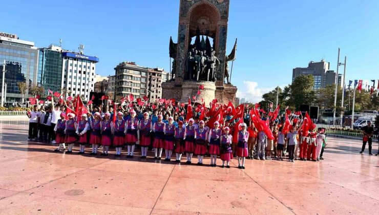 Taksim’de yeni eğitim öğretim yılı nedeniyle tören düzenledi