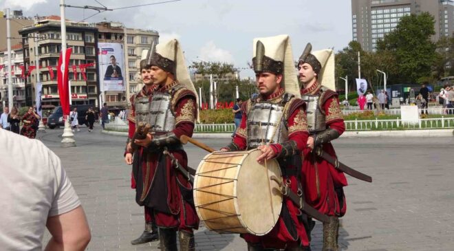 Taksim’de Yeniçeriler dizinin yeni sezonunu duyurdu, vatandaşlar o anları kayda aldı