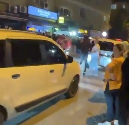 Ümraniye’de vatandaşlar Şeyda Yılmaz’ın şehit edildiği yere karanfiller bıraktı