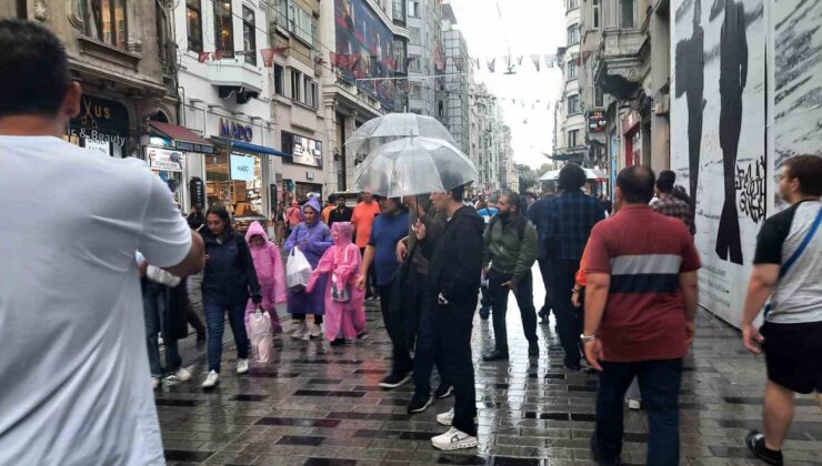 Yağmura Taksim Meydanı’nda yakalanan vatandaşlar zor anlar yaşadı