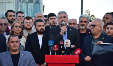 CHP Bursa İl Başkanlığı, Esenyurt Belediye Başkanı Prof. Dr. Ahmet Özer’in tutuklanmasını ve belediyeye kayyum atanmasını protesto etti.