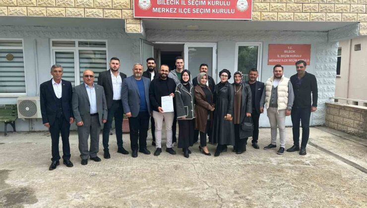 AK Parti İlçe Başkanlığına yeniden seçilen Servet Yılmaz mazbatasını aldı