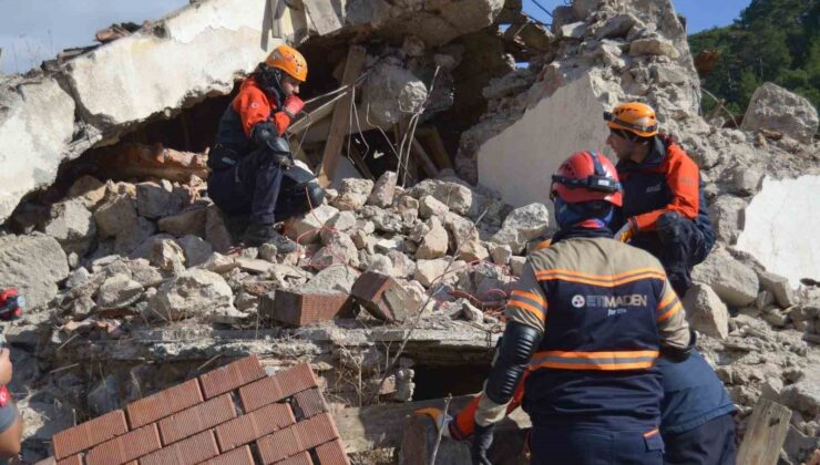 Balıkesir’de enkazda arama kurtarma tatbikatı gerçeğini aratmadı