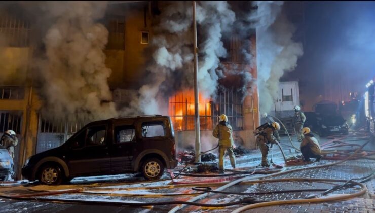 Beyoğlu’nda yatak imalathanesi alev alev yandı