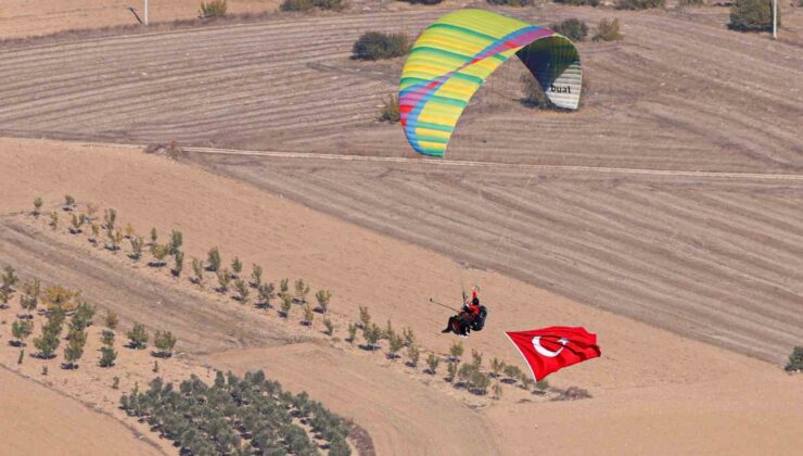 Bilecik’te 101 yamaç paraşütçüsünden ’Ata’ya Saygı Uçuşu’