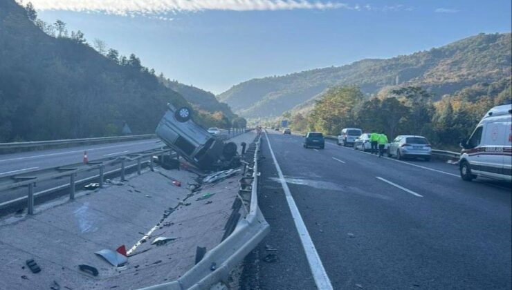 Bilecik’te kontrolden çıkan otomobil orta refüje çarparak takla attı