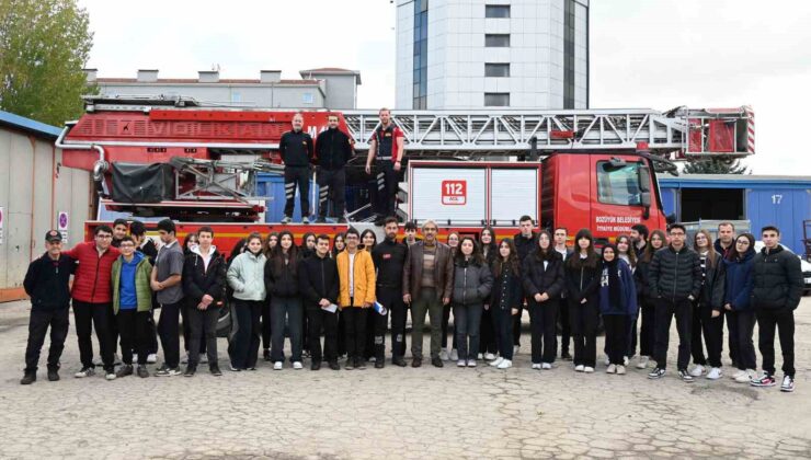 Bozüyük Belediyesi İtfaiyesi’nden Afetlere Hazırlık Kulübü öğrencilerine yangın eğitimi