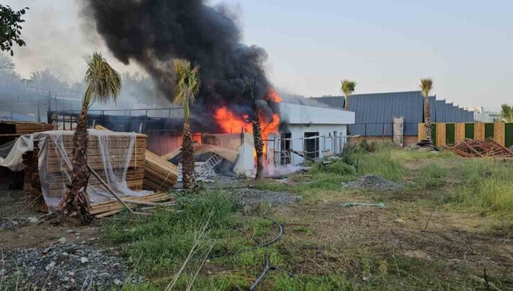 Bungalov tesislerinin yanında yapımı devam eden restoran alevlere teslim oldu