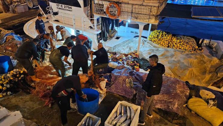 Çanakkale’de balıkçıların ağına 800 çift palamut takıldı