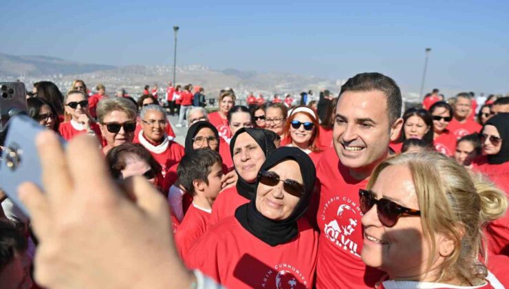 Cumhuriyet için 500 kişi 7’den 70’e zeybek oynadılar