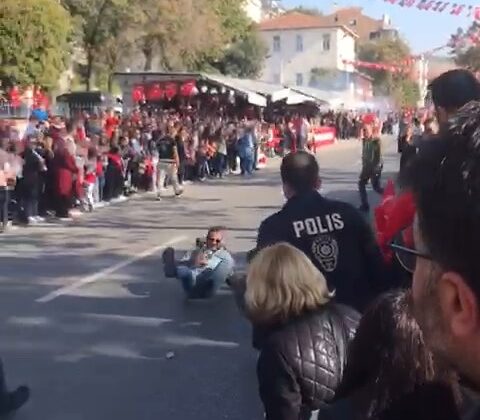 Cumhuriyet kutlamalarında kaza: Gösteri yapan motosikletli polis, 2 polise çarptı