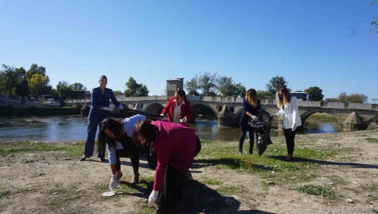 En yeni kıyafetleriyle, en özel günlerinde çöp topladılar