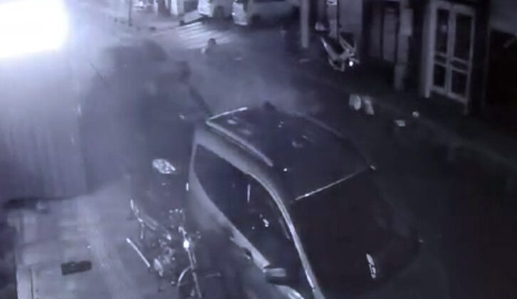 Esenler’de çatıdan düşen parçalardan saniyelerle kurtuldu