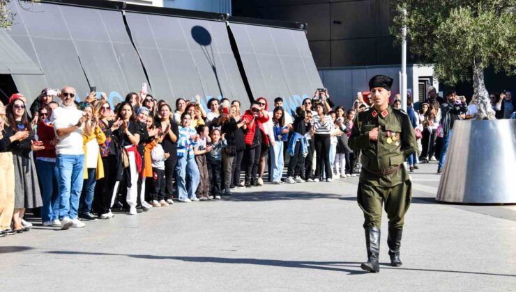 Esenyurt’ta 400 kişi Cumhuriyet’in 101. yılını zeybek oynayarak kutladı