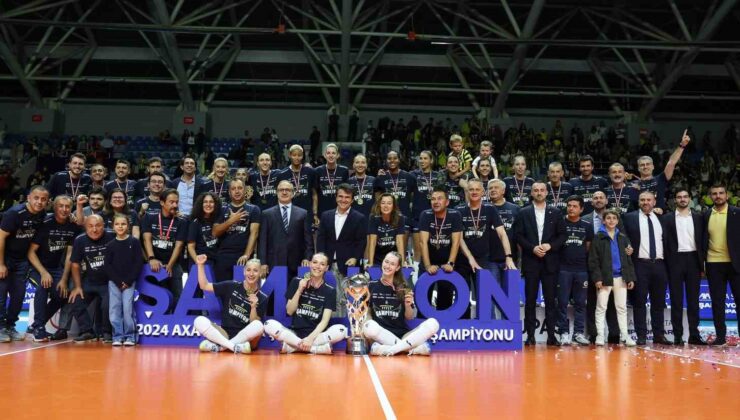 Fenerbahçe Kadın Voleybol Takımı, şampiyonluk kupasını kaldırdı