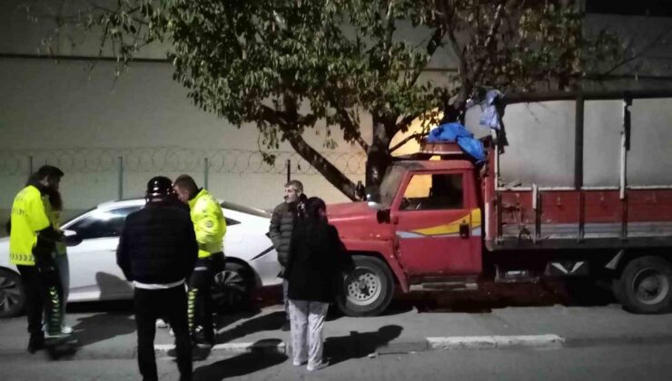 Kaza yapan sürücü başka bir aracın çarpması sonucu ağır yaralandı