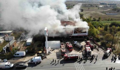 Kırklareli’nde mobilya mağazasında çıkan yangına müdahale sürüyor: Yangın havadan görüntülendi