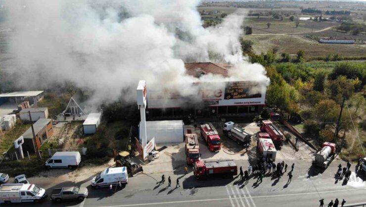 Kırklareli’nde mobilya mağazasında çıkan yangına müdahale sürüyor: Yangın havadan görüntülendi