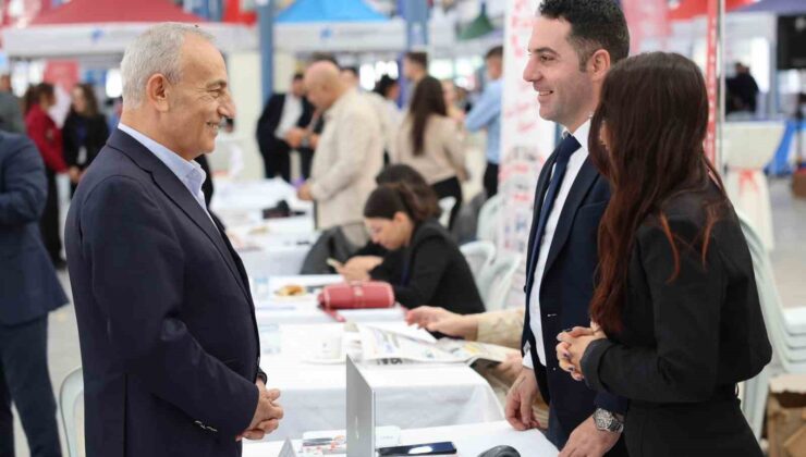 Küçükçekmece Belediyesi iş arayan ve işverenler arasında köprü oldu