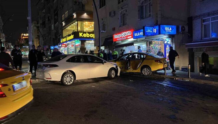 Küçükçekmece’de otomobilin taksiye çarptığı anlar kamerada: 3 yaralı