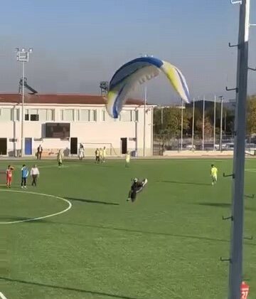 Maçın oynandığı sahaya paraşütle iniş yaptı