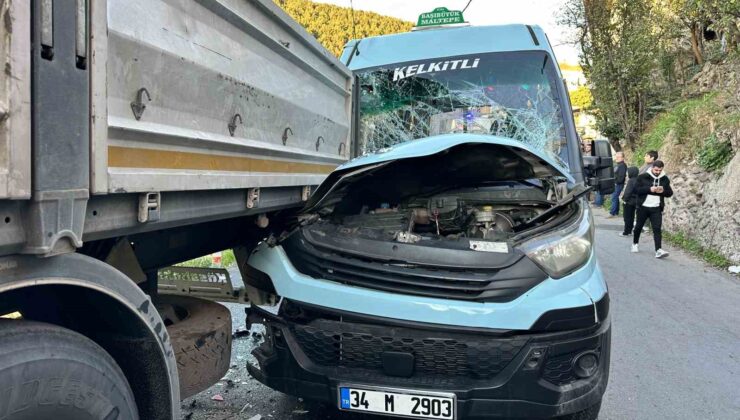 Maltepe’de yolcu minibüsü park halindeki tıra çarptı: 8 yaralı