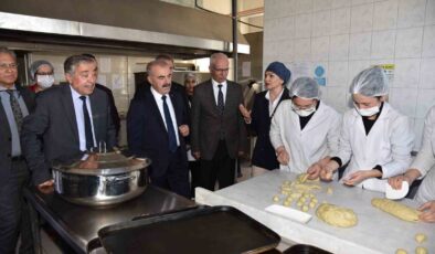 Meslek Lisesi öğrencileri hem üretiyor, hem satıyor