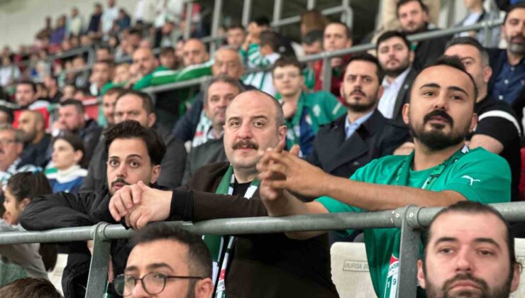 Mustafa Varank, Bursaspor maçını taraftarla izledi