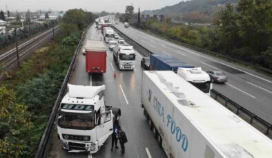 Otoyolda makaslayan tıra yolcu otobüsü çarptı: Kilometrelerce araç kuyruğu oluştu