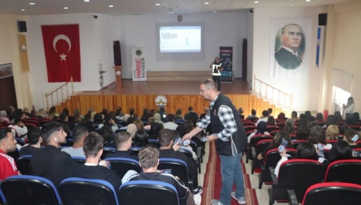 Polis ekiplerince öğrencilere narko gençlik eğitimi
