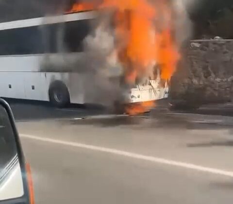 Seyir halindeki otobüs alev alev yandı