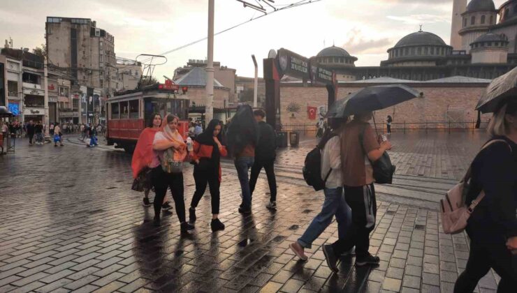 Taksim’de aniden bastıran yağmur vatandaşlara zor anlar yaşattı