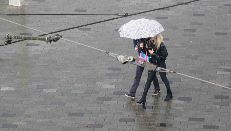 Taksim’de aniden bastıran yağmur vatandaşlara zor anlar yaşattı