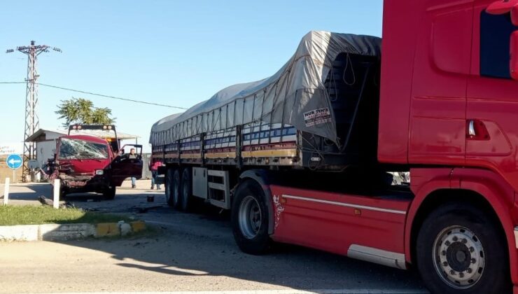 Tekirdağ’da panelvan tıra çarptı: 12 yaralı