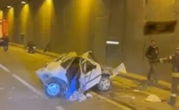 Tıra çarpan otomobil kağıt gibi ezildi, sürücü ağır yaralandı
