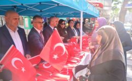 Vatandaşlara Türk bayrağı dağıtıldı
