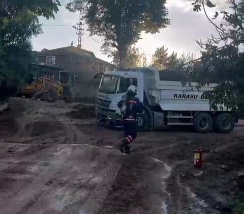 Yol çalışmasında doğal gaz borusu delindi, ekiplerin erken müdahalesi faciayı önledi