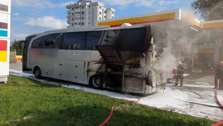 Yolcu otobüsünde yangın: Sürücü aracı akaryakıt istasyonuna çekip itfaiyeyi aradı