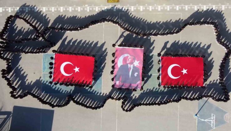 Yüzlerce öğrenci Cumhuriyet Bayramı için Türkiye haritası oluşturdu