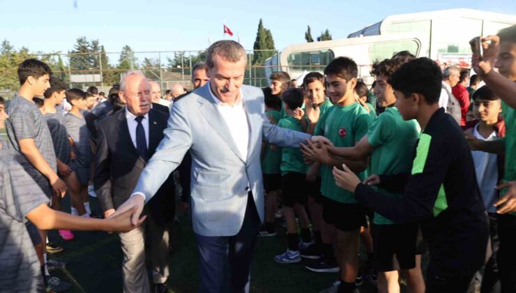 Zeytinburnu’ndaki Amatör Futbol Kulüplerine nakit desteği devam ediyor