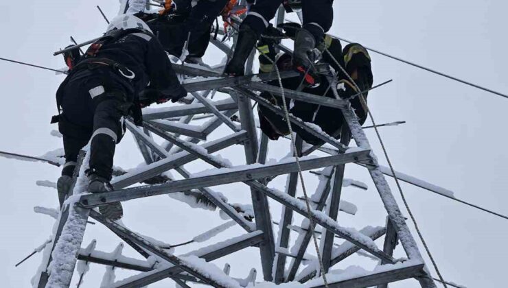 Arıza gidermek için çıktığı elektrik direğinde akıma kapıldı