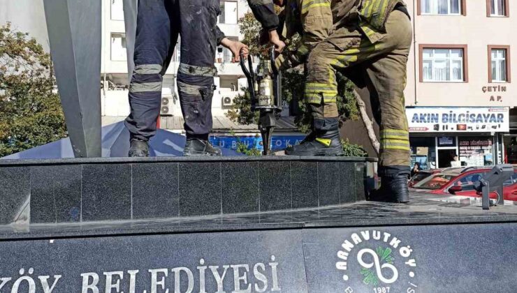 Arnavutköy’de bir çocuk düşürdüğü parasını almak için girdiği anıtta mahsur kaldı