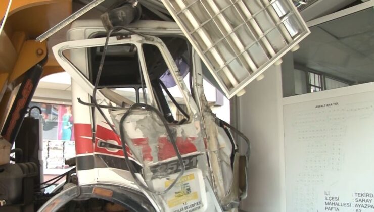 Avcılar’da freni boşalan hafriyat kamyonu önce bir araca çarptı ardından emlak dükkanına girdi