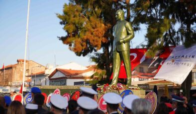 Ayvalık’ta Atatürk hüzünle anıldı